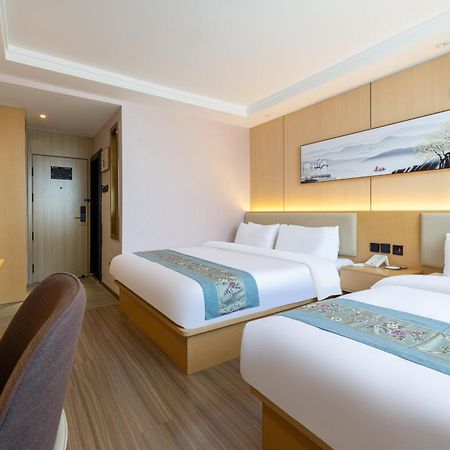 East Sacred Hotel--Very Near Beijing Tiananmen Square ,The Forbidden City,The Temple Of Heaven ,3 Minutes' Walk To Wangfujing Subway ,Located In The Center Of Beijing, Many Shopping Malls Around,Newly Renovated Hotel-Able To Receive Foreign Guests Εξωτερικό φωτογραφία