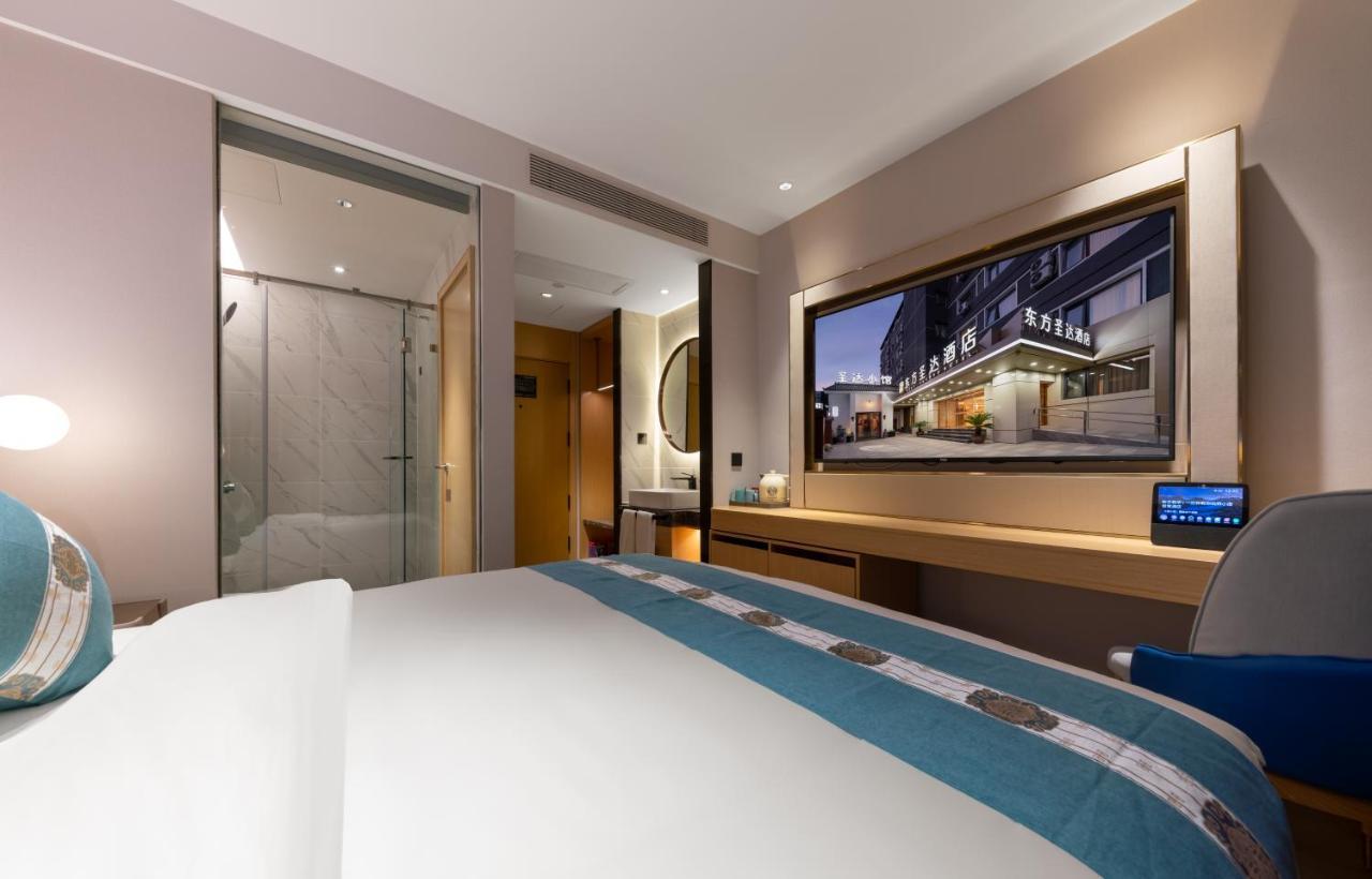 East Sacred Hotel--Very Near Beijing Tiananmen Square ,The Forbidden City,The Temple Of Heaven ,3 Minutes' Walk To Wangfujing Subway ,Located In The Center Of Beijing, Many Shopping Malls Around,Newly Renovated Hotel-Able To Receive Foreign Guests Εξωτερικό φωτογραφία Deluxe Room