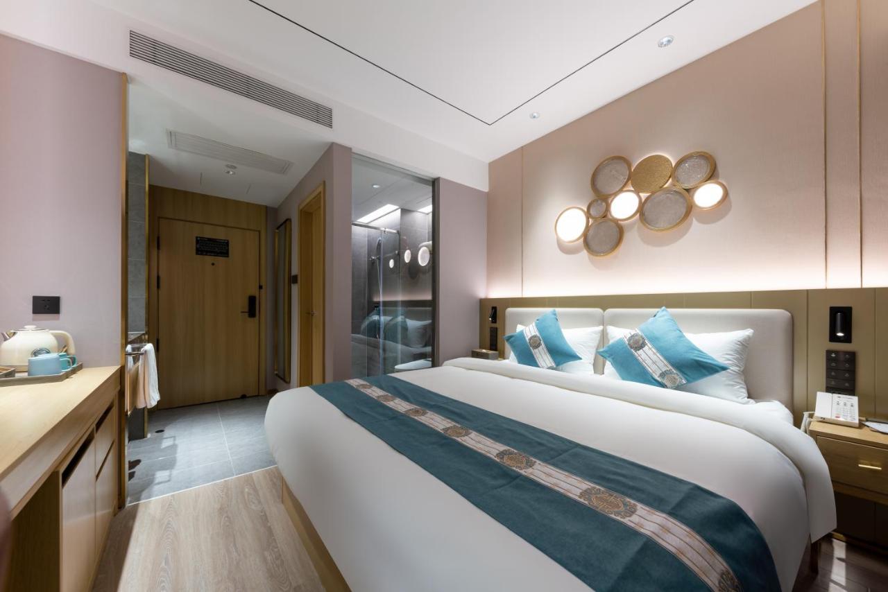 East Sacred Hotel--Very Near Beijing Tiananmen Square ,The Forbidden City,The Temple Of Heaven ,3 Minutes' Walk To Wangfujing Subway ,Located In The Center Of Beijing, Many Shopping Malls Around,Newly Renovated Hotel-Able To Receive Foreign Guests Εξωτερικό φωτογραφία A room at the hotel