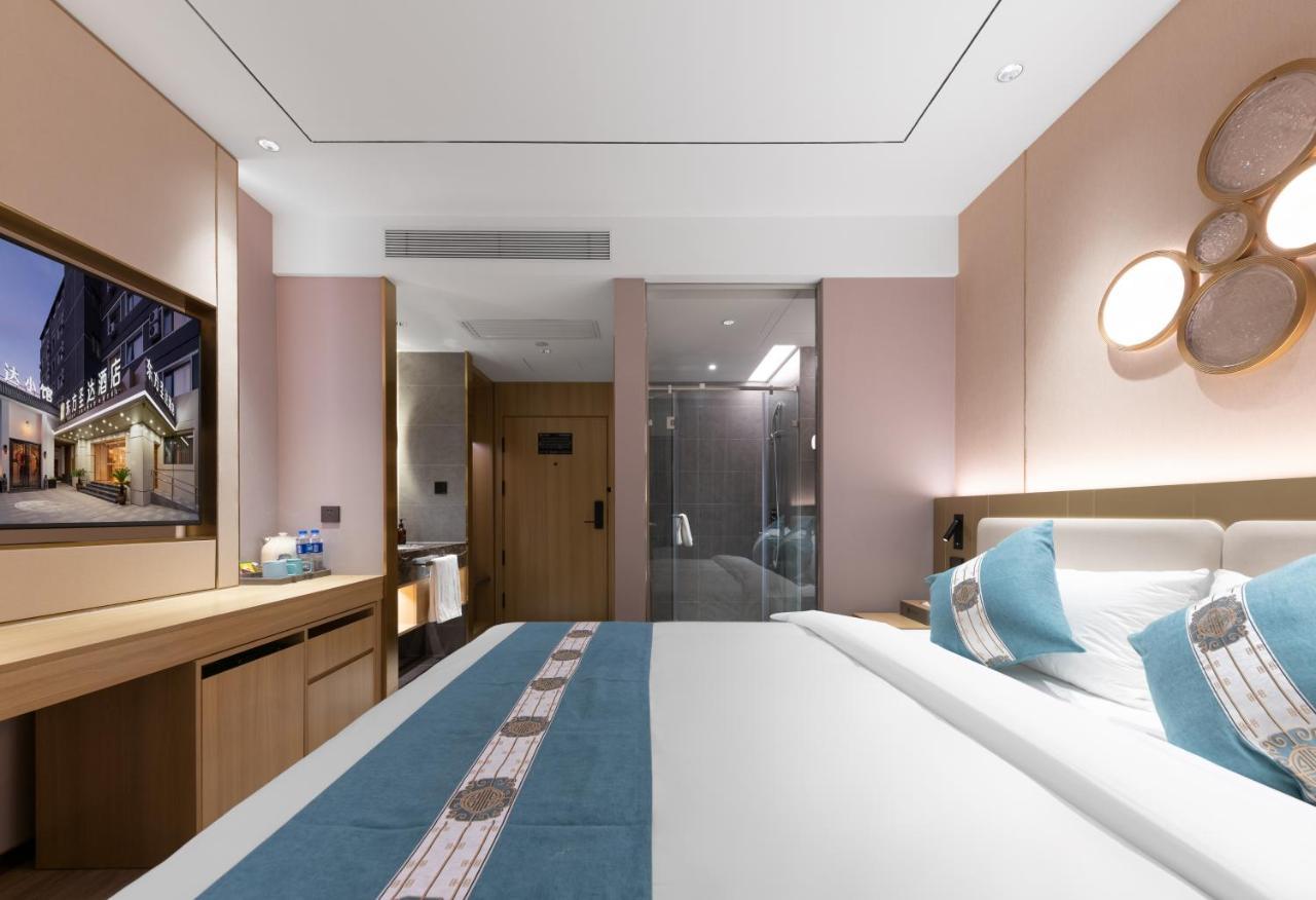East Sacred Hotel--Very Near Beijing Tiananmen Square ,The Forbidden City,The Temple Of Heaven ,3 Minutes' Walk To Wangfujing Subway ,Located In The Center Of Beijing, Many Shopping Malls Around,Newly Renovated Hotel-Able To Receive Foreign Guests Εξωτερικό φωτογραφία Deluxe room