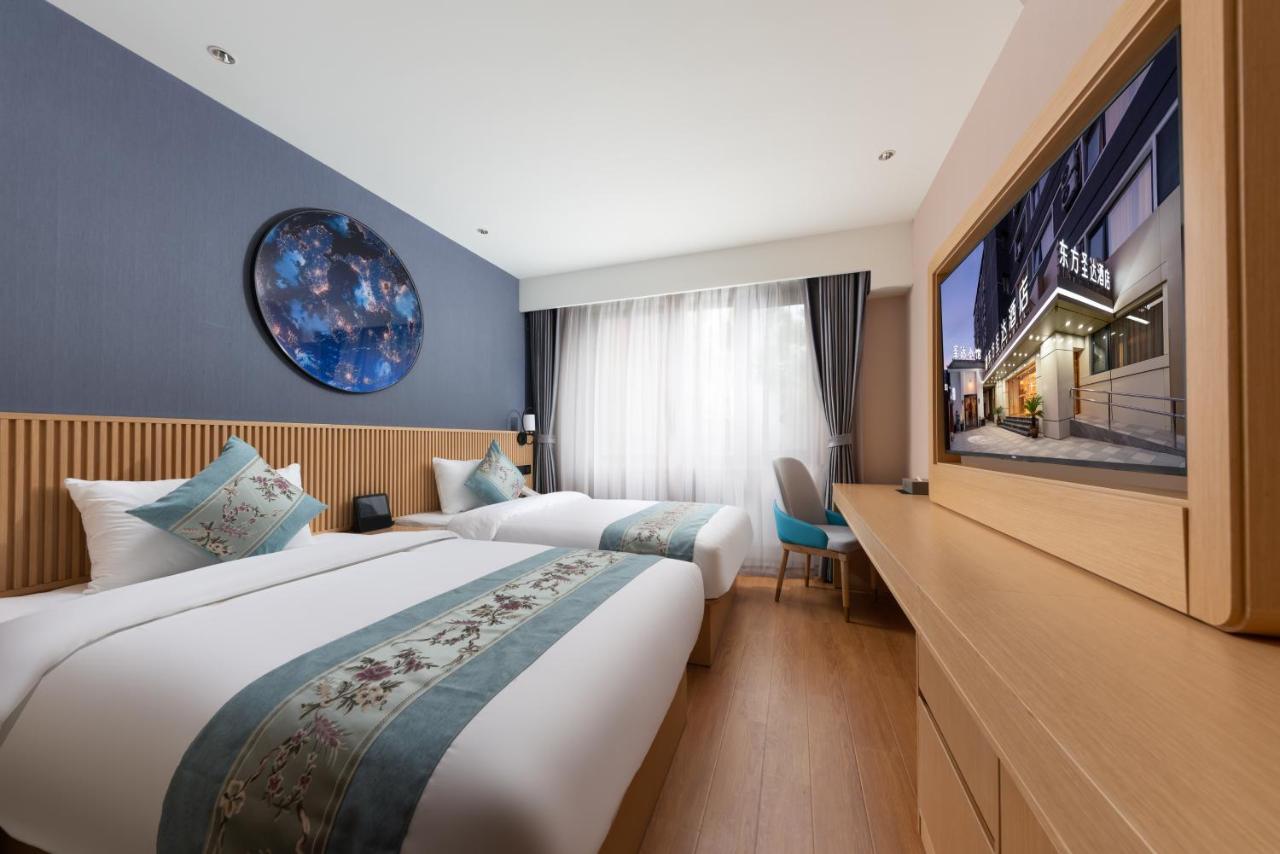 East Sacred Hotel--Very Near Beijing Tiananmen Square ,The Forbidden City,The Temple Of Heaven ,3 Minutes' Walk To Wangfujing Subway ,Located In The Center Of Beijing, Many Shopping Malls Around,Newly Renovated Hotel-Able To Receive Foreign Guests Εξωτερικό φωτογραφία Deluxe room