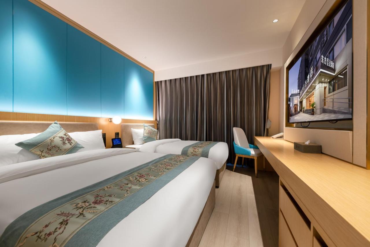 East Sacred Hotel--Very Near Beijing Tiananmen Square ,The Forbidden City,The Temple Of Heaven ,3 Minutes' Walk To Wangfujing Subway ,Located In The Center Of Beijing, Many Shopping Malls Around,Newly Renovated Hotel-Able To Receive Foreign Guests Εξωτερικό φωτογραφία Deluxe Room