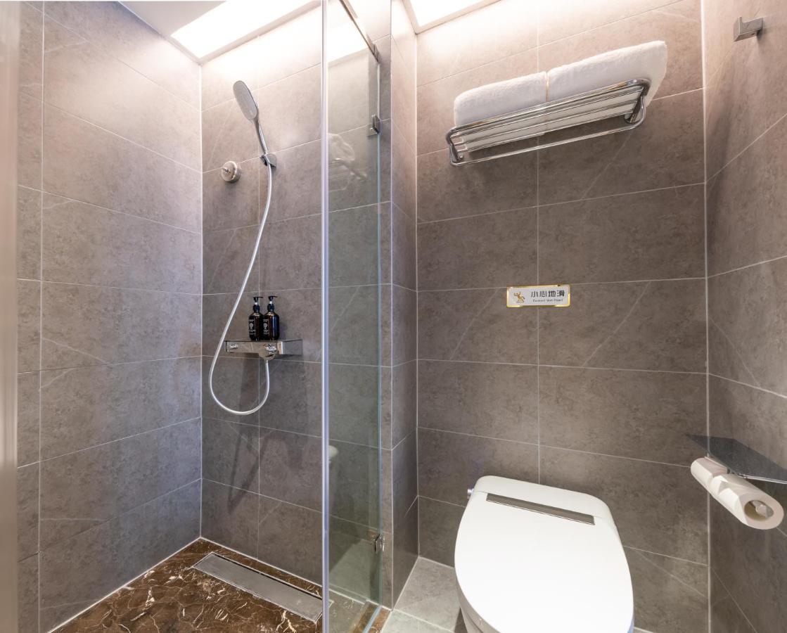 East Sacred Hotel--Very Near Beijing Tiananmen Square ,The Forbidden City,The Temple Of Heaven ,3 Minutes' Walk To Wangfujing Subway ,Located In The Center Of Beijing, Many Shopping Malls Around,Newly Renovated Hotel-Able To Receive Foreign Guests Εξωτερικό φωτογραφία A wet room in a hotel