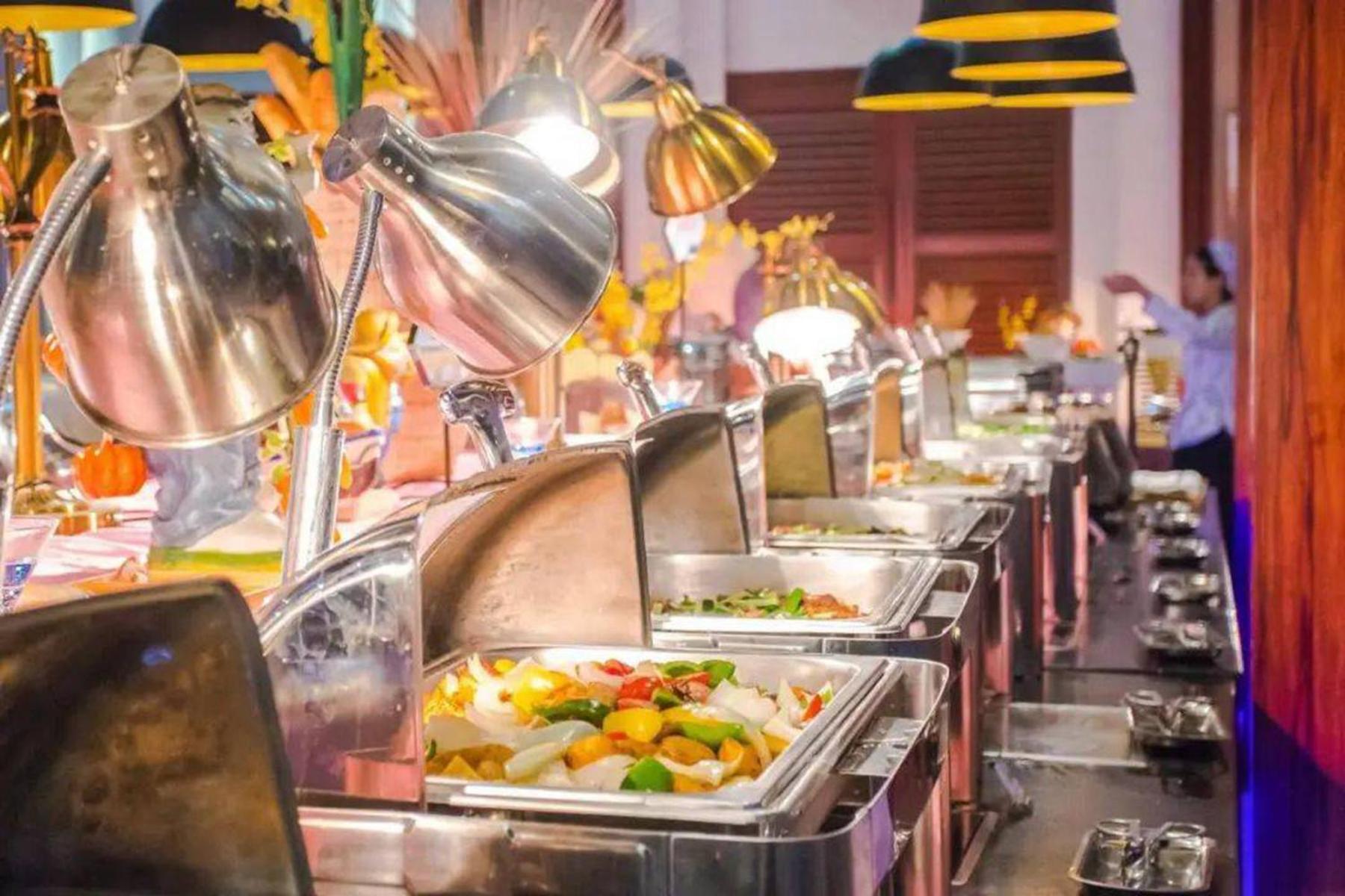 East Sacred Hotel--Very Near Beijing Tiananmen Square ,The Forbidden City,The Temple Of Heaven ,3 Minutes' Walk To Wangfujing Subway ,Located In The Center Of Beijing, Many Shopping Malls Around,Newly Renovated Hotel-Able To Receive Foreign Guests Εξωτερικό φωτογραφία A buffet at a restaurant