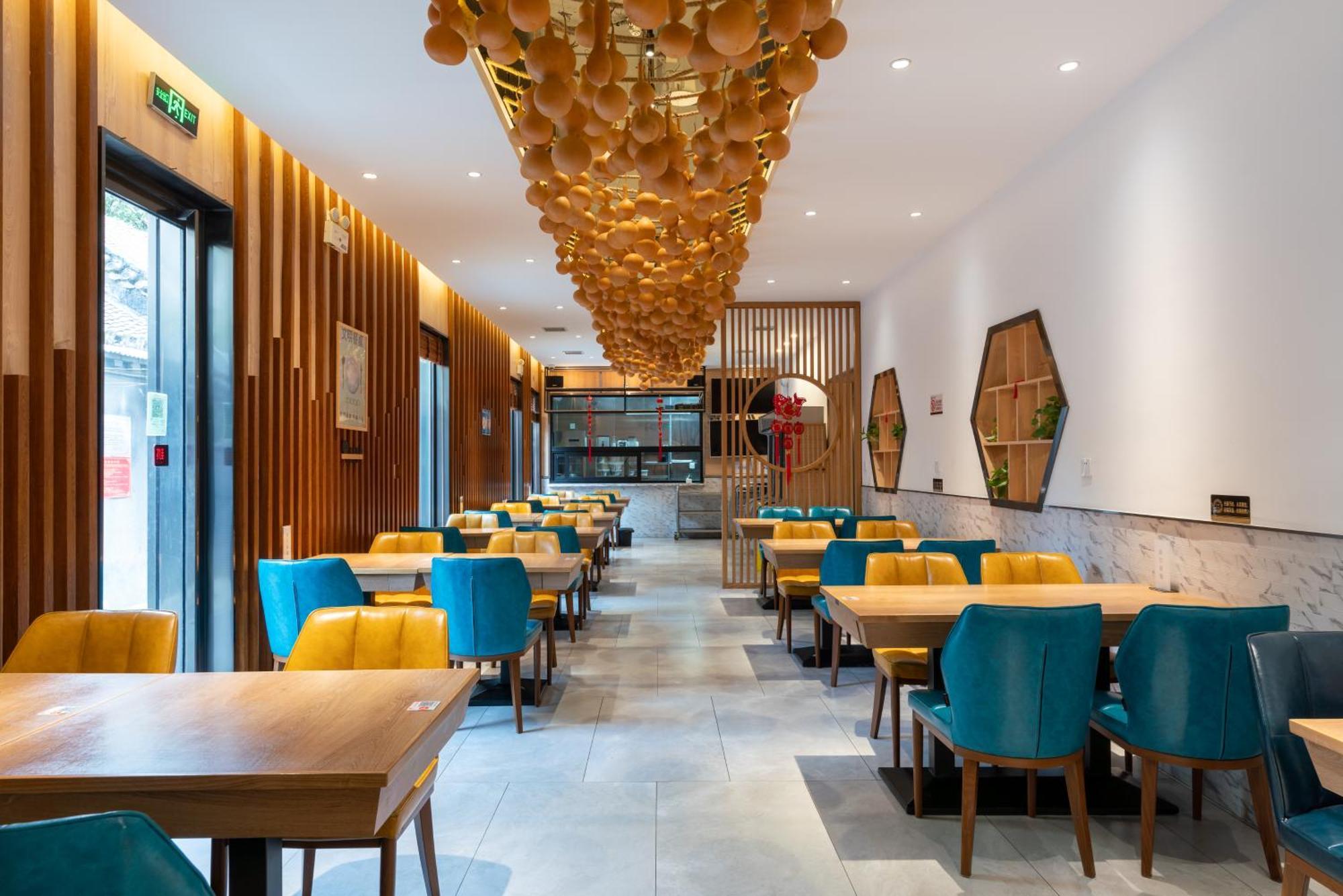 East Sacred Hotel--Very Near Beijing Tiananmen Square ,The Forbidden City,The Temple Of Heaven ,3 Minutes' Walk To Wangfujing Subway ,Located In The Center Of Beijing, Many Shopping Malls Around,Newly Renovated Hotel-Able To Receive Foreign Guests Εξωτερικό φωτογραφία Interior of a restaurant in Beijing