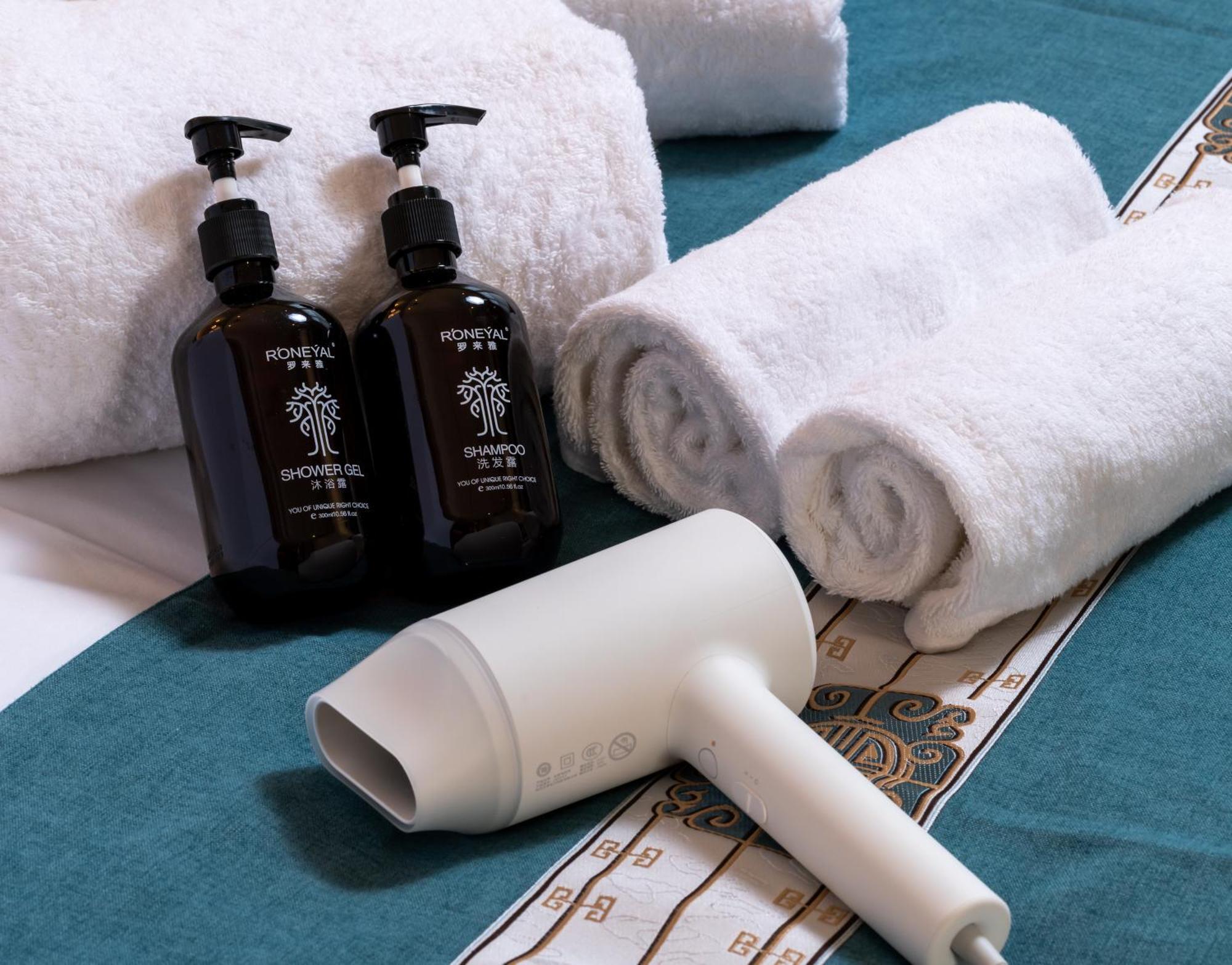 East Sacred Hotel--Very Near Beijing Tiananmen Square ,The Forbidden City,The Temple Of Heaven ,3 Minutes' Walk To Wangfujing Subway ,Located In The Center Of Beijing, Many Shopping Malls Around,Newly Renovated Hotel-Able To Receive Foreign Guests Εξωτερικό φωτογραφία A hair dryer