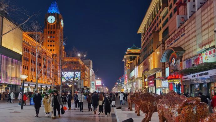 East Sacred Hotel--Very Near Beijing Tiananmen Square ,The Forbidden City,The Temple Of Heaven ,3 Minutes' Walk To Wangfujing Subway ,Located In The Center Of Beijing, Many Shopping Malls Around,Newly Renovated Hotel-Able To Receive Foreign Guests Εξωτερικό φωτογραφία The Bund at night
