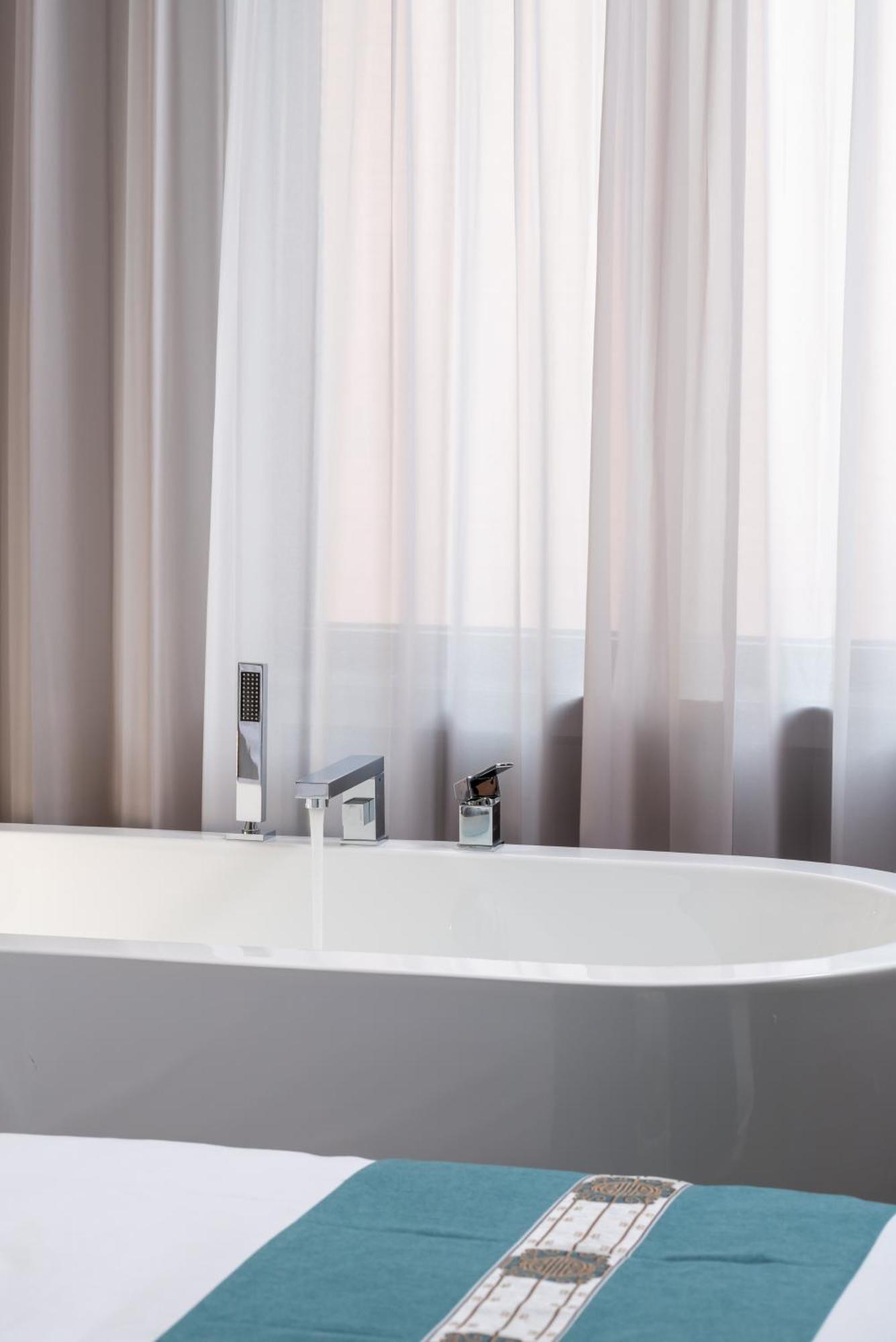 East Sacred Hotel--Very Near Beijing Tiananmen Square ,The Forbidden City,The Temple Of Heaven ,3 Minutes' Walk To Wangfujing Subway ,Located In The Center Of Beijing, Many Shopping Malls Around,Newly Renovated Hotel-Able To Receive Foreign Guests Εξωτερικό φωτογραφία A shower curtain