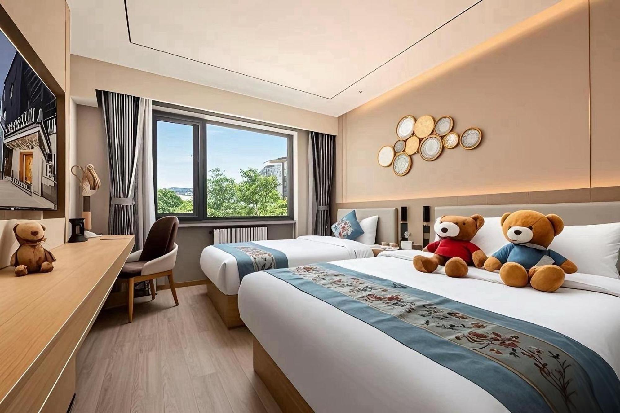 East Sacred Hotel--Very Near Beijing Tiananmen Square ,The Forbidden City,The Temple Of Heaven ,3 Minutes' Walk To Wangfujing Subway ,Located In The Center Of Beijing, Many Shopping Malls Around,Newly Renovated Hotel-Able To Receive Foreign Guests Εξωτερικό φωτογραφία Deluxe Room